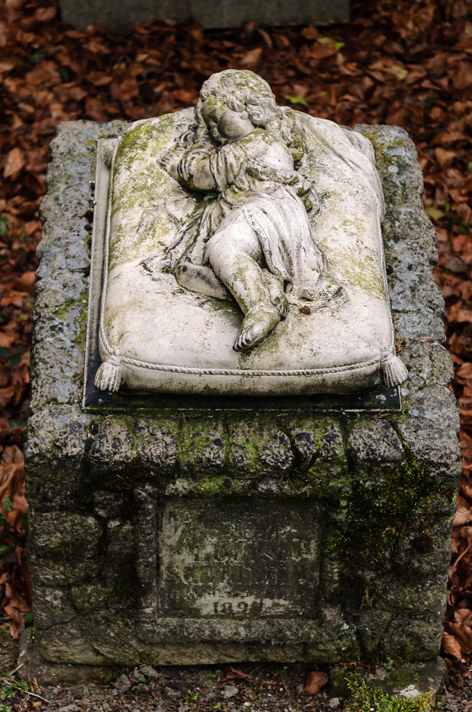 Oud Kerkhof Hasselt - Detail of Childs Grave