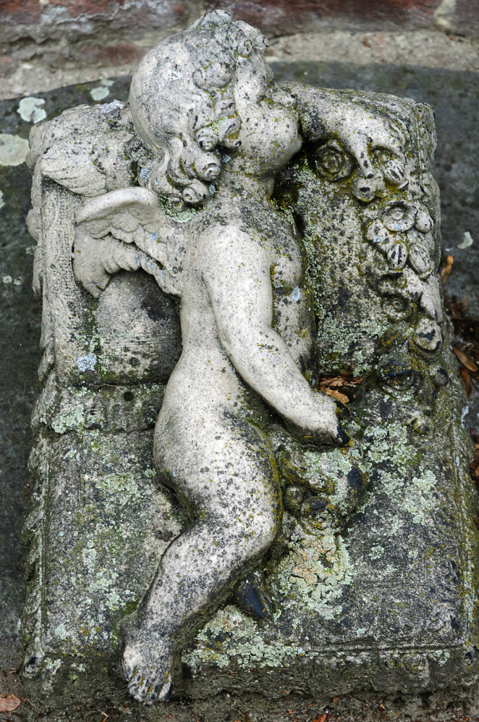Oud Kerkhof Hasselt - Detail of Childs Grave
