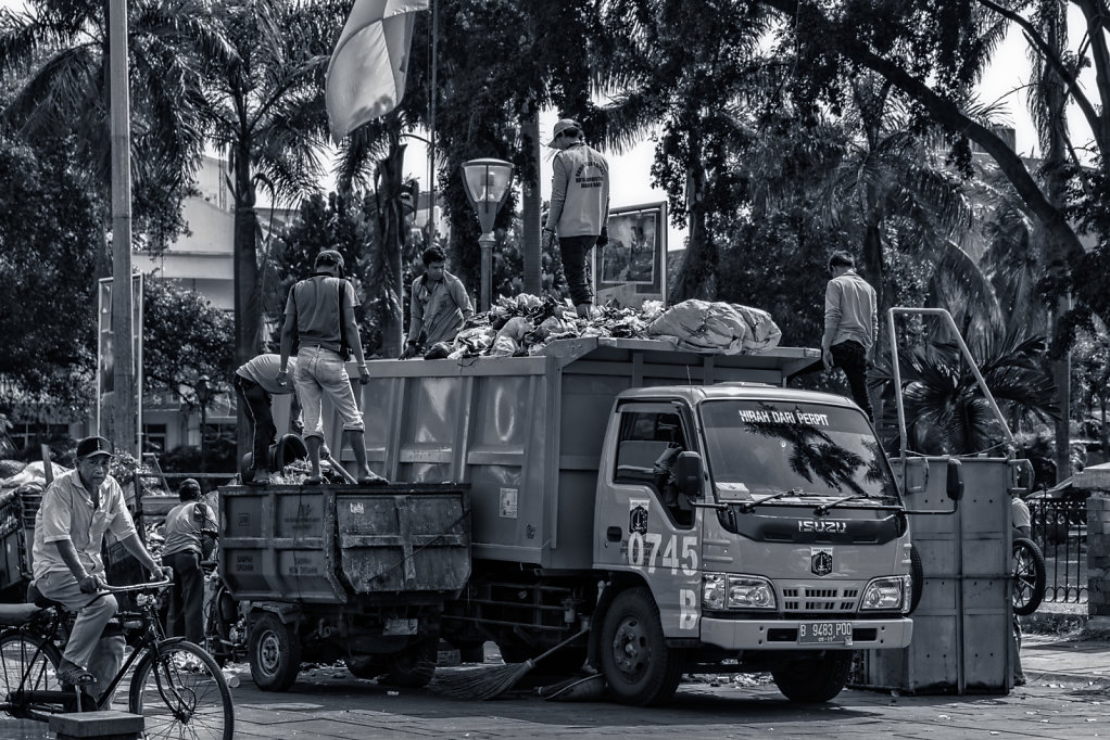 Cleaning Taman Fatahilla Jakarta - Black and White