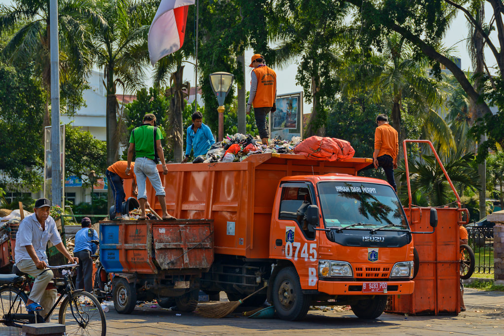 Cleaning Taman Fatahilla Jakarta